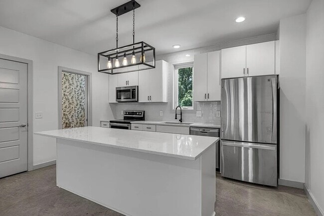 Building Photo - Great condo in East Nashville off Gallatin...