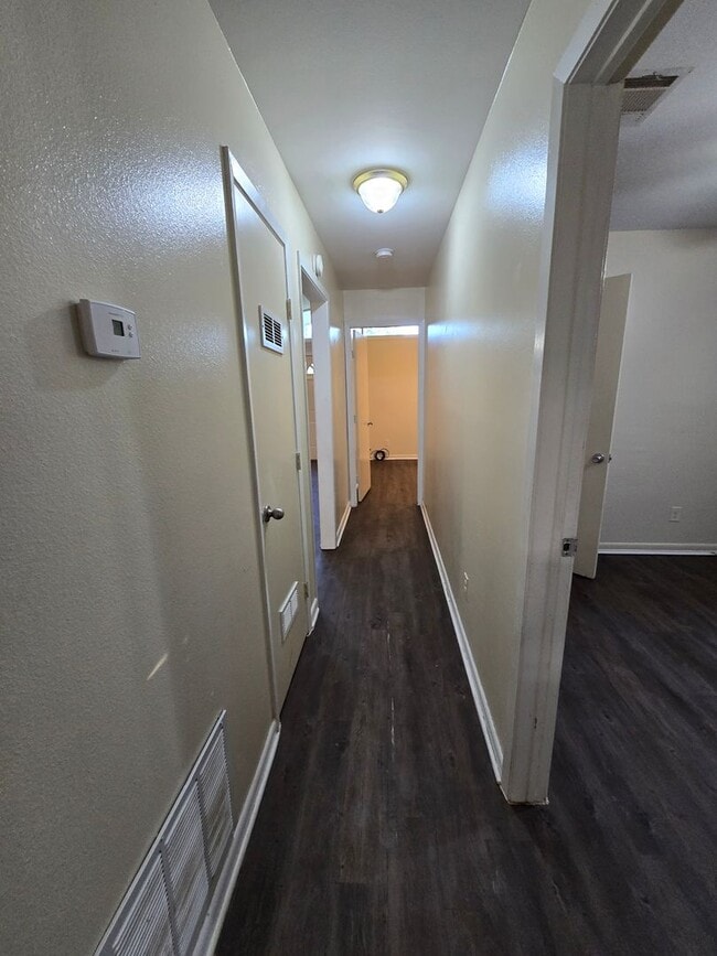 Building Photo - 3 bedroom 1.5 bathroom--Shady Grove Neighb...