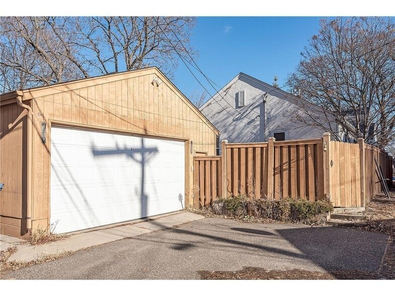 Building Photo - 4331 N Thomas Ave
