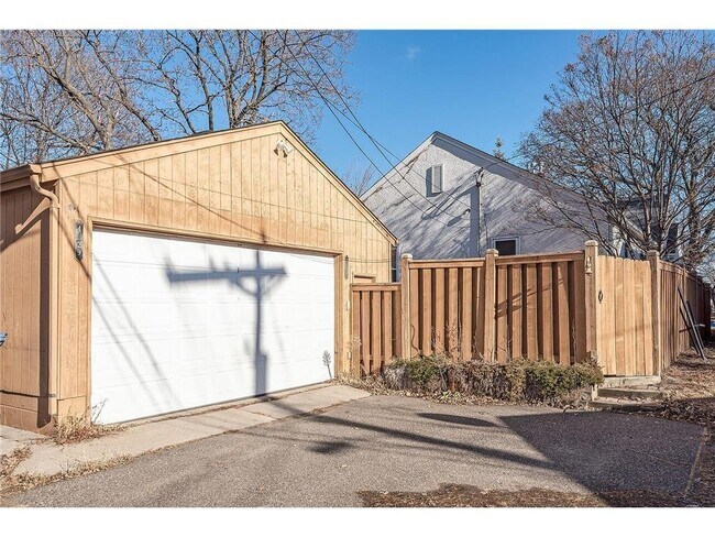 Building Photo - 4331 N Thomas Ave