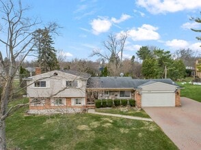 Building Photo - 2616 Douglas Dr