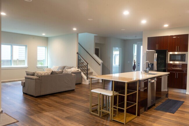 Building Photo - Stunning Black Diamond home-Ten Trails (Pinewood Plan) - Available Early to Mid June