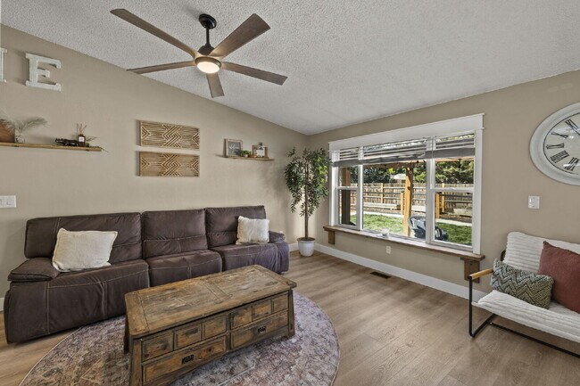 Building Photo - Modern Comfort Meets Charm – Beautifully U...