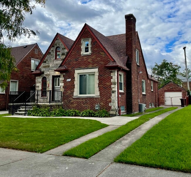 Building Photo - 8605 Pinehurst St