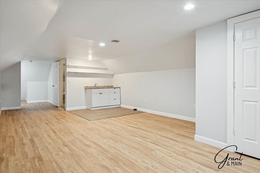 Building Photo - 1613 Virginia Park St