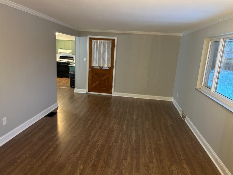 Building Photo - 907 Birchwood Dr