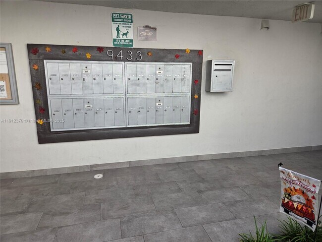 Building Photo - 9433 Fontainebleau Blvd