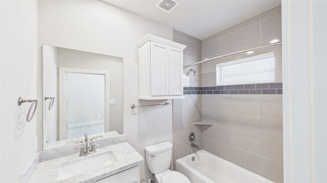 Building Photo - 2724 Rutland St