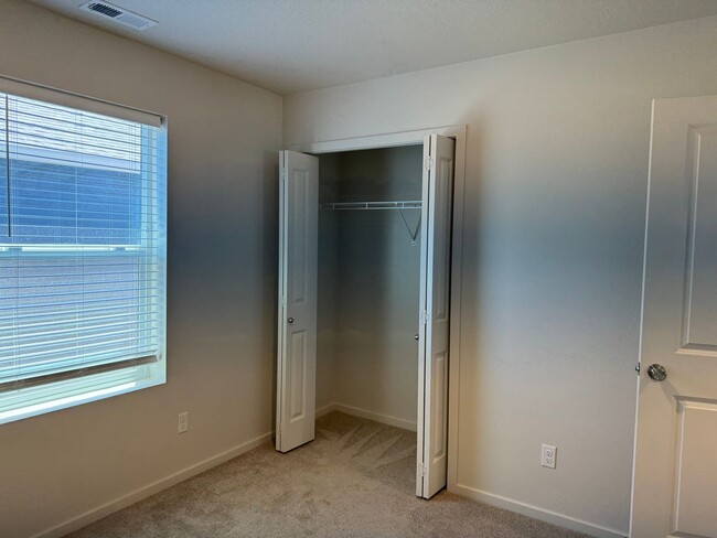 Building Photo - 4 bedroom 2.5 bathrooms in the beautiful M...