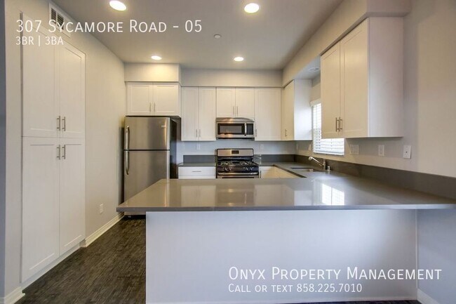 Building Photo - $1,000 off first month’s  rent! Newer Town...