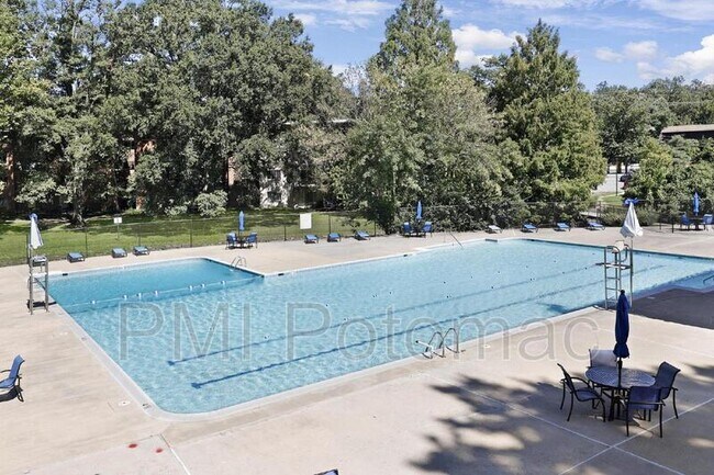 Building Photo - 10201 Grosvenor Pl