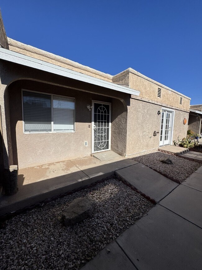 Building Photo - A Cozy 2 bed/ 2 bath home in the heart of Yuma!