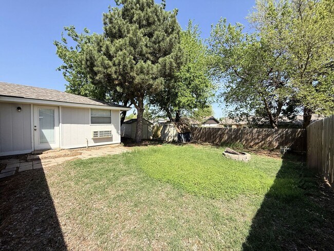 Building Photo - Convenience and Charm Meet! 4 bedroom