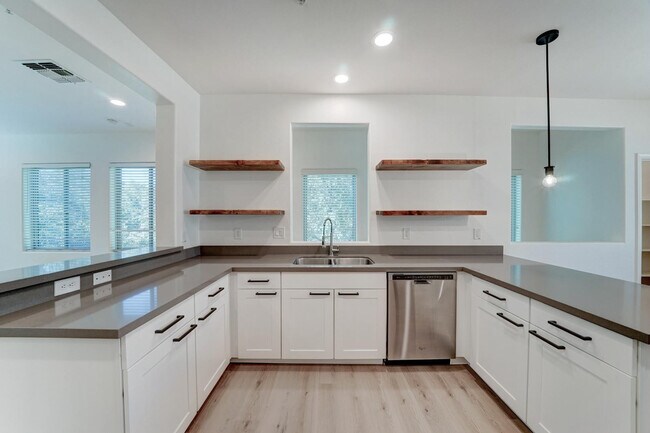 Building Photo - 5550 N 16th St