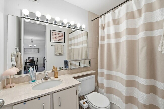 Building Photo - 2020 N Lincoln Park W