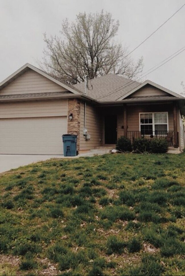 Building Photo - 3 bed 3 bath house house Central Springfield