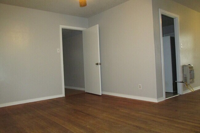 Building Photo - 2/1 with bonus room in Cherrywood Available August!