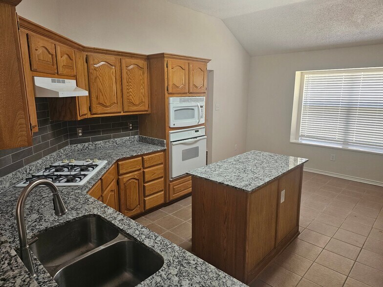 Building Photo - 3703 Blossom Dr