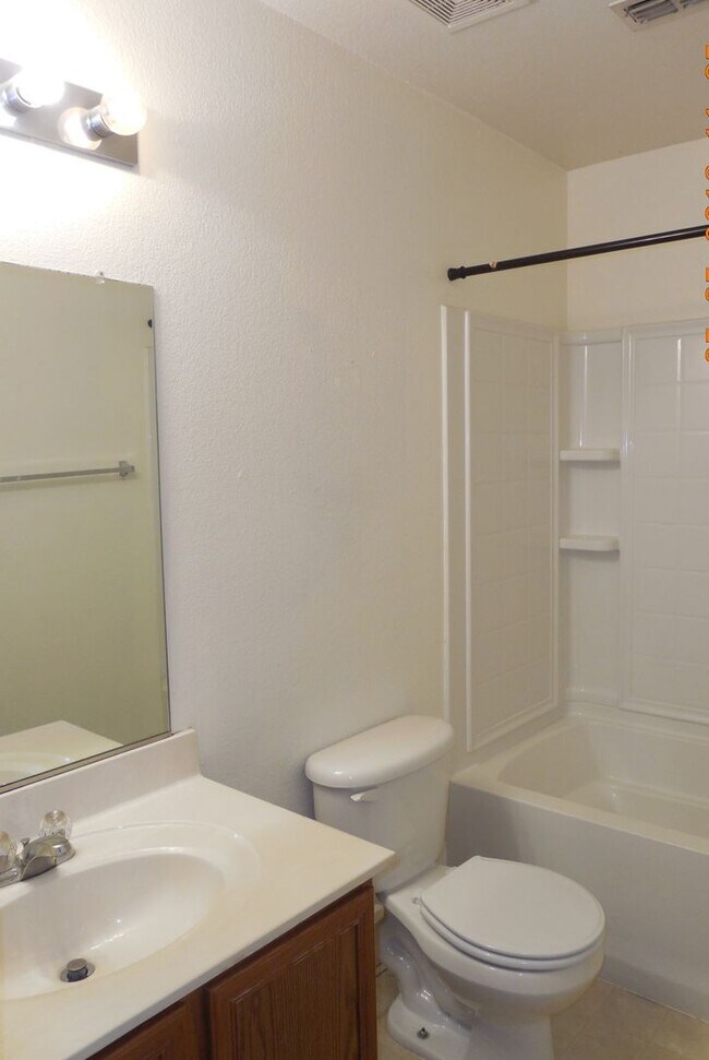 Building Photo - 3 bed, 2 bath home in Crowley
