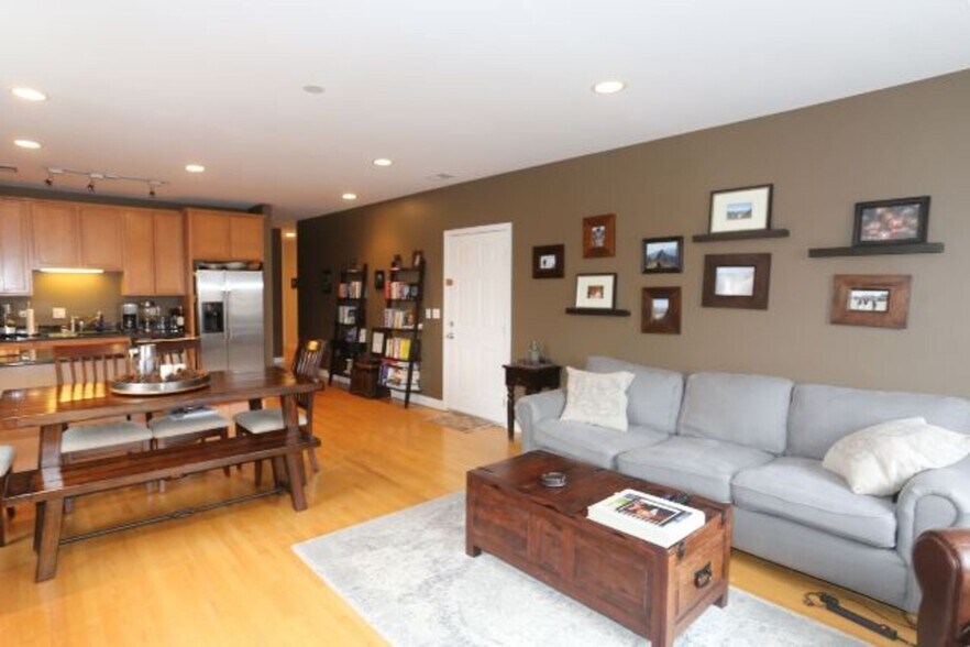 Building Photo - 3655 N Southport Ave