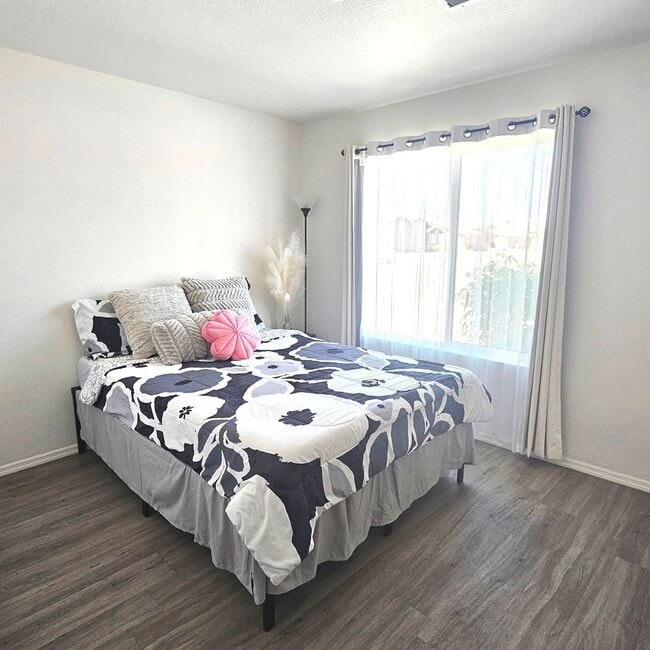 Building Photo - Gorgeous home available for rent with Solar!