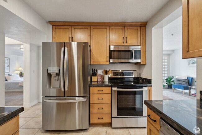 Building Photo - 1044 E 400 S