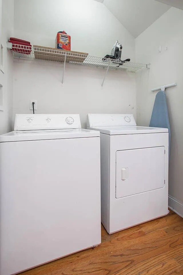 Building Photo - Room in House on Dubois Court