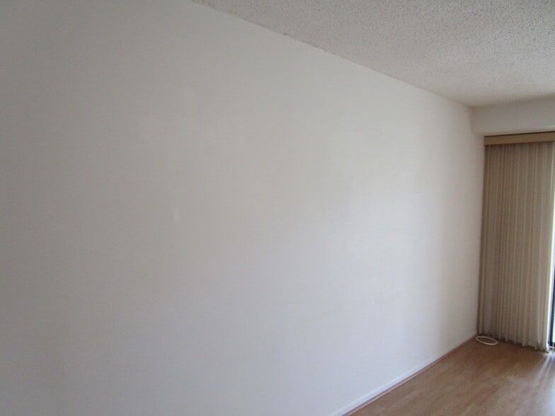 clean white walls - 2100 Langston Blvd
