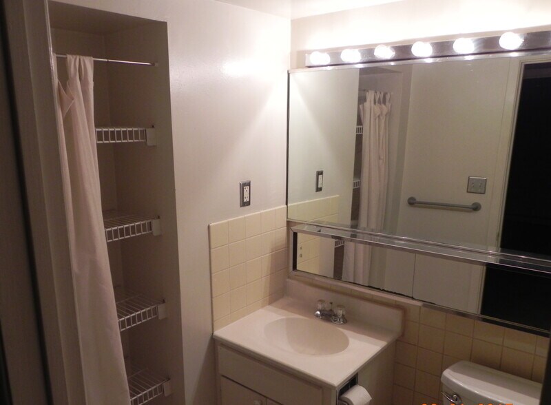 Building Photo - 125 Twin Oaks Dr