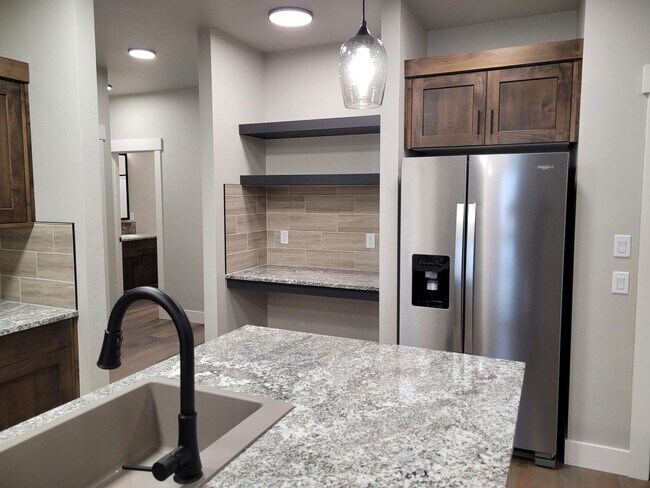 Building Photo - Stunning Townhome In Meridian!
