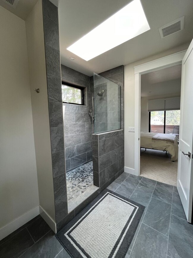Building Photo - Charming Modern Home in the Heart of Bend