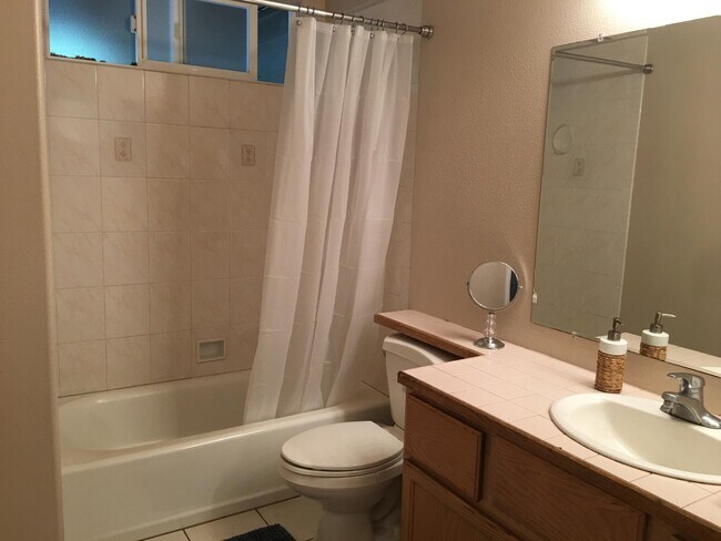 Building Photo - 120 Kanani Rd