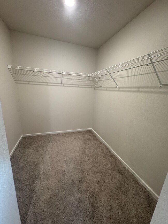 Building Photo - 4 Bedroom, 2.5 bath, newer home in desirable location!!