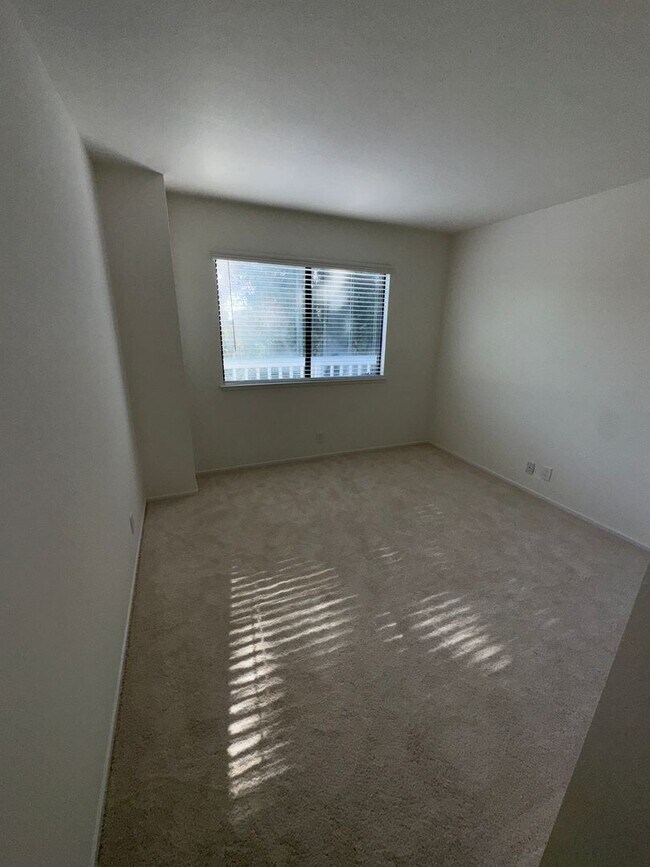 Building Photo - Walking distance to beaches, restaurants, 3 bedroom, 2 bathroom, upstairs level of home