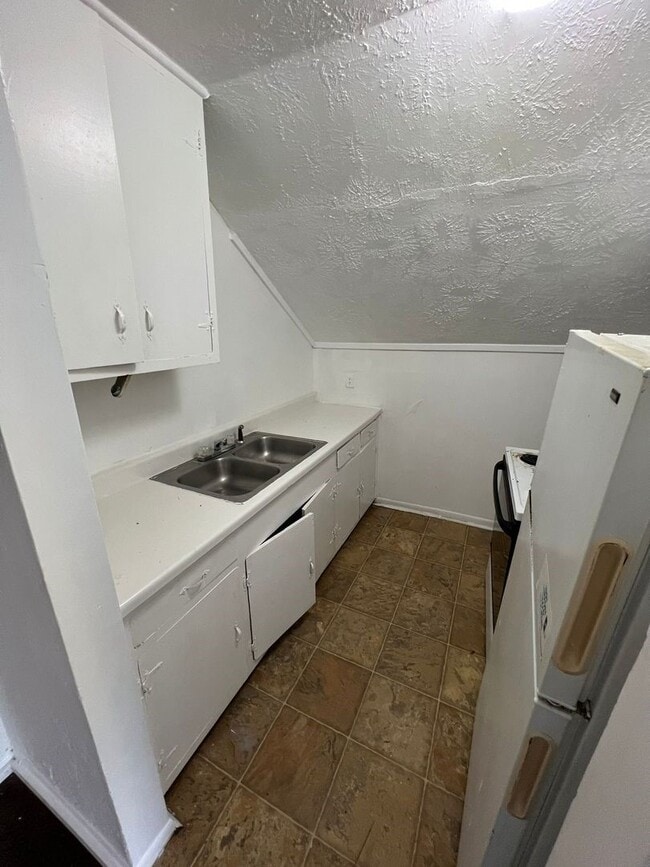Building Photo - 1142 Lyle St