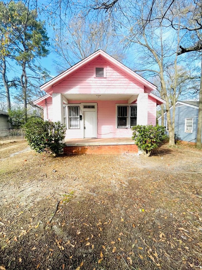 Building Photo - ** 2 bed 1 bath Located behind Jackson Hos...