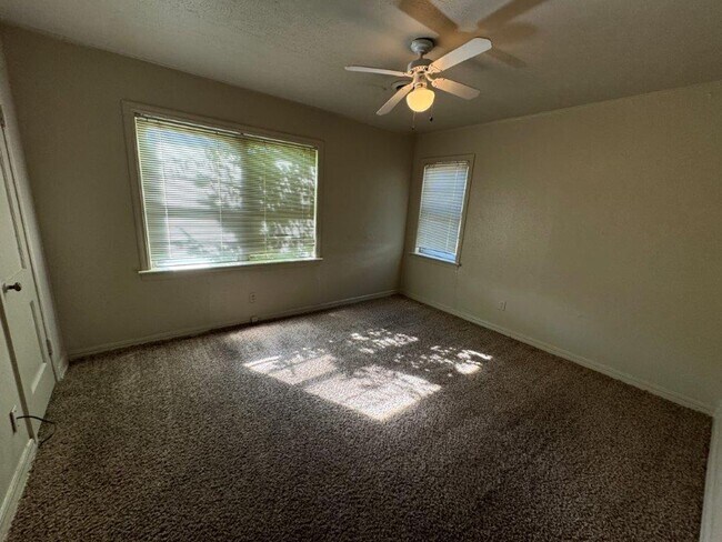 Building Photo - 3013 Shirley Ln