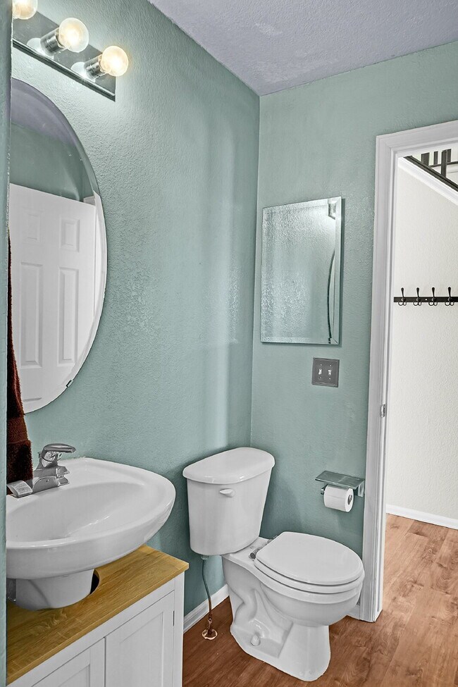 Building Photo - $2,695.00, 4 bed, 3.5 bath, located in Col...