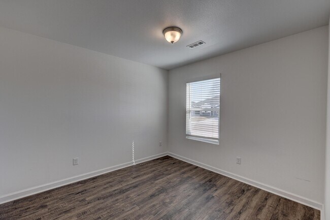 Building Photo - 707 Short Leaf Ln