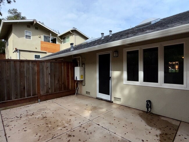 Building Photo - Carriage House