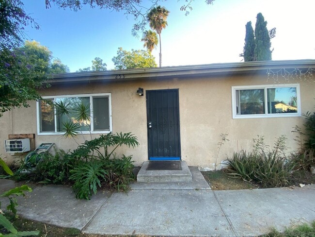 Building Photo - 253 N Cedar St