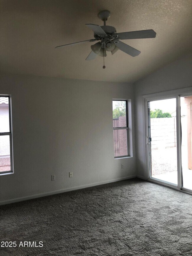 Building Photo - 735 E Baylor Ln