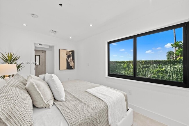 Building Photo - 8246 NE 2nd Ct