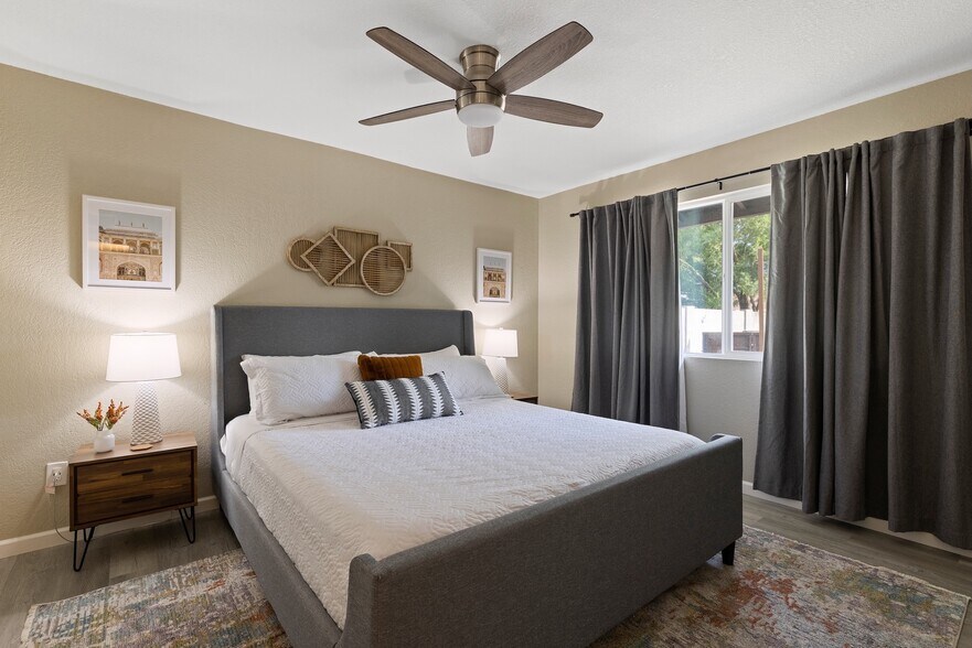 Small Master Bedroom - 4445 E Sharon Dr