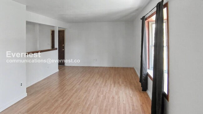 Building Photo - 4 Bed/2 Bath Home with Fenced Yard & Garage / Available Soon!