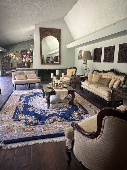 Living room - 317 W Banbury Dr