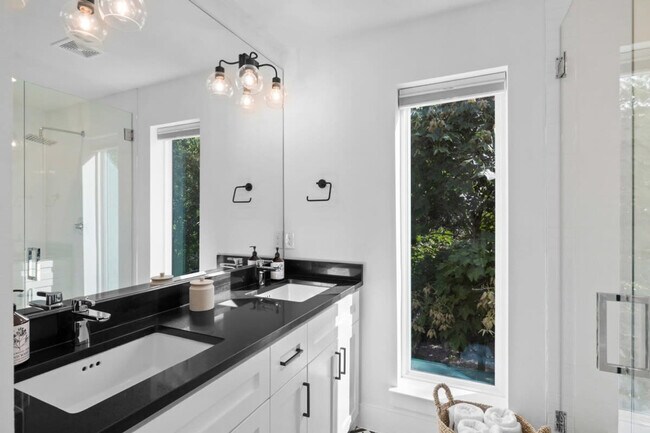 Building Photo - 1204 E 32nd St