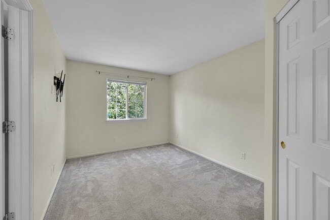 Building Photo - $2,795.00, 3-bed, 3.5-bath with bonus room...