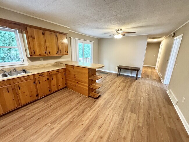 Building Photo - 3 bedroom, 1.5 bathroom single family home