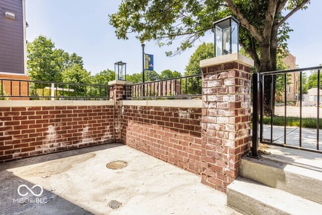 Building Photo - Beautiful townhome located off 16th and College. Pets allowed for an additional $1,000 non refund...